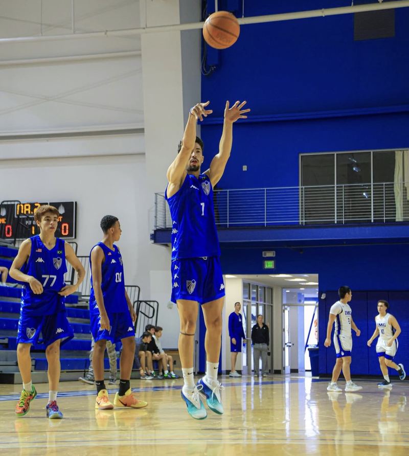 Leonardo Alves em quadra contra a IMG Academy
