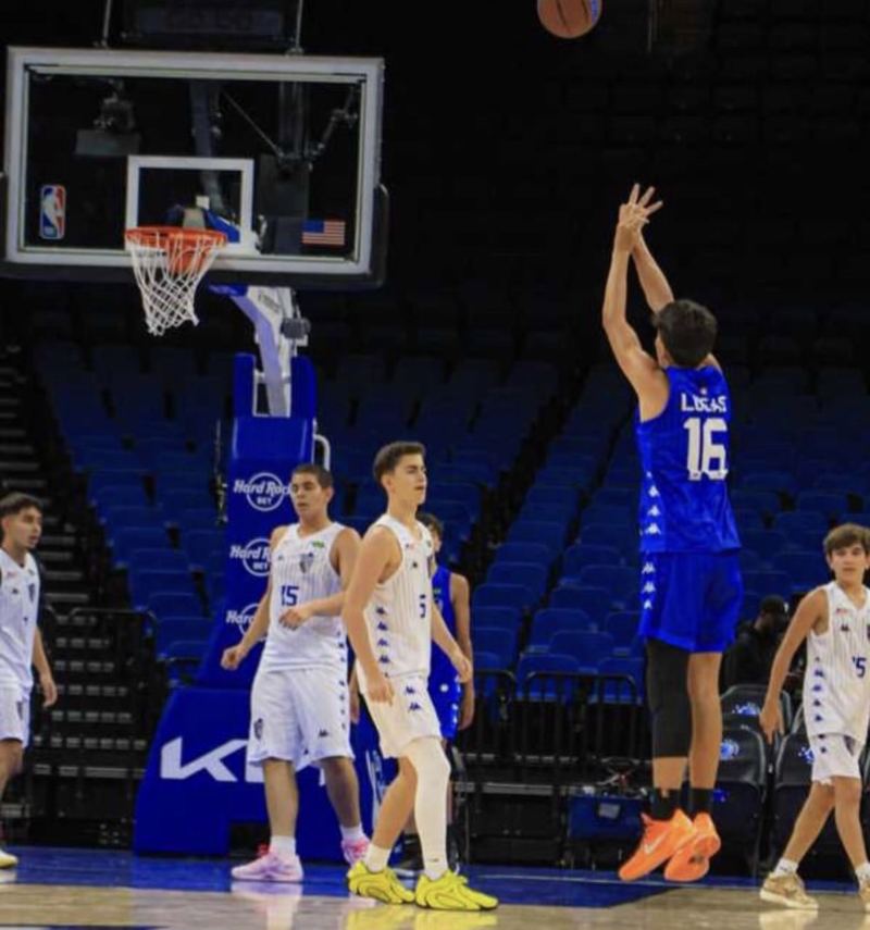 Lucas Oliveira em quadra no Kia Center, durante o Camp Orlando