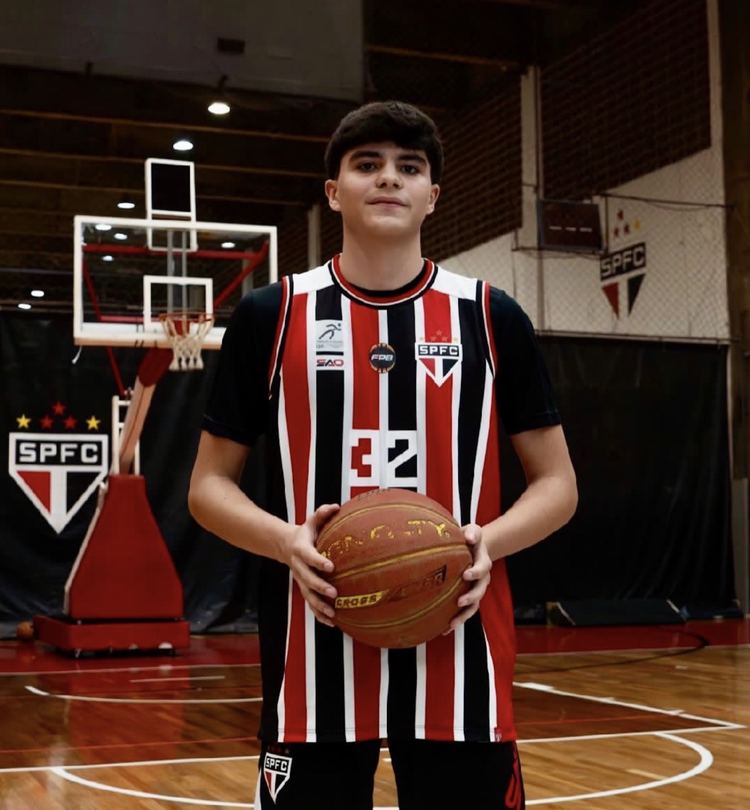 Lucas Oliveira com a camisa do São Paulo FC