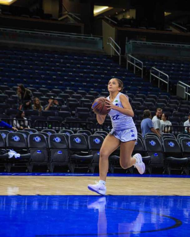 Basquete feminino — bandeja no Kia Center