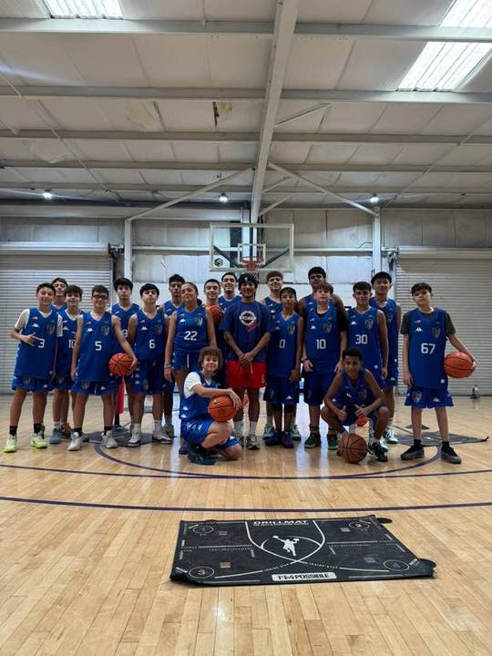 Treino de basquete com coach americano