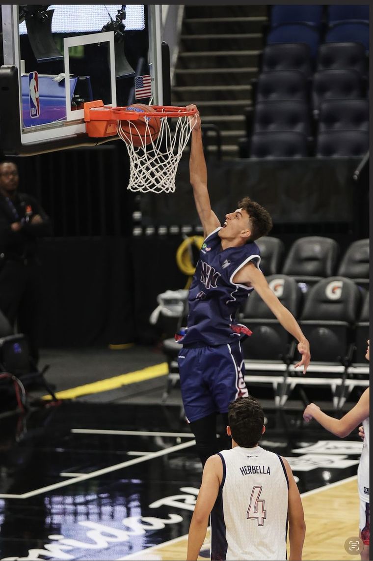 Pedro Otero jogando na quadra do Kia Center, em Orlando