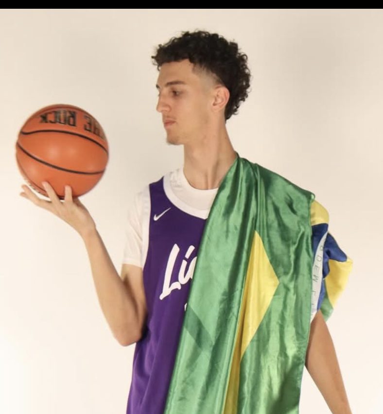 Pedro Otero com a bandeira do Brasil, na Winston-Salem Christian School